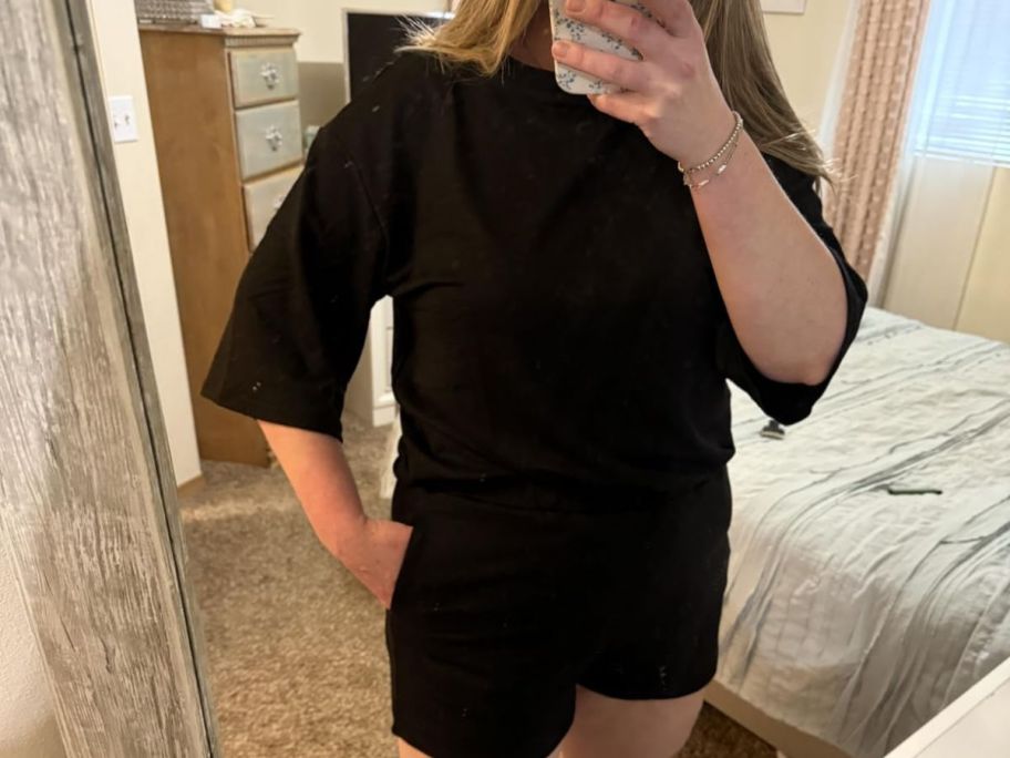 woman wearing an Anrabess 2-piece lounge set