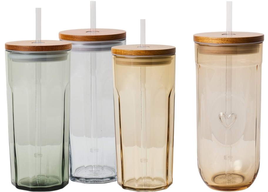 4 glass tumblers with lids and straws