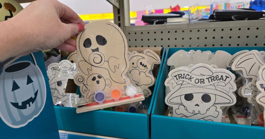 Several Halloween painting crafts 