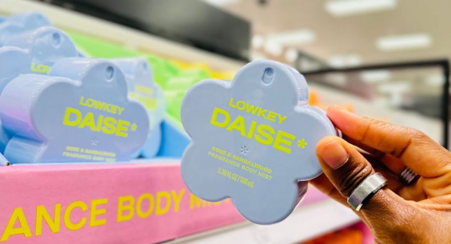 hand holding daise mist at the store