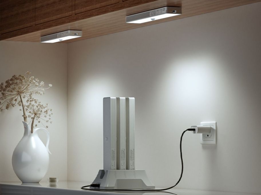 Under cabinet lights with charging startion