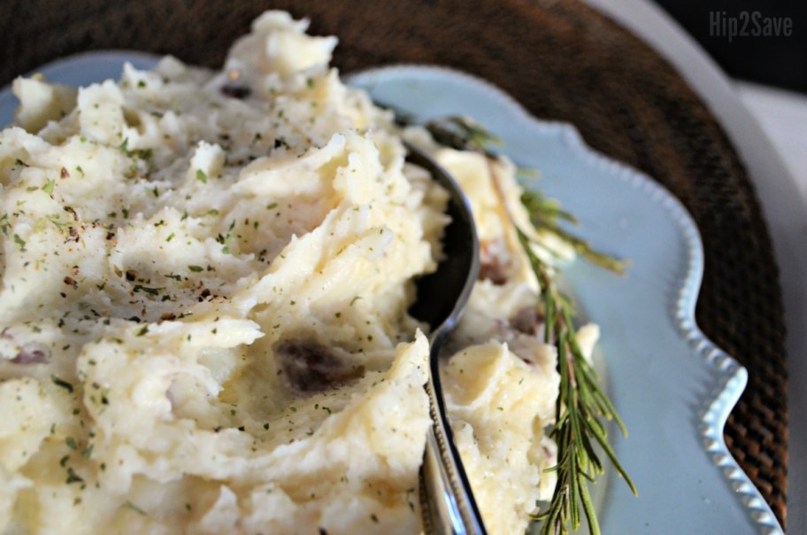 mashed potatoes on a plate at thanksgiving 