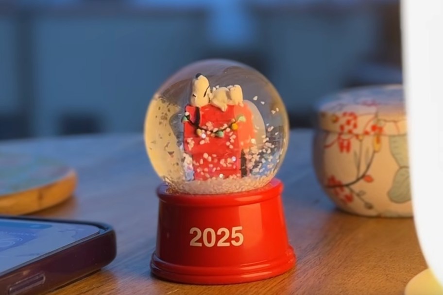 snoopy mini snowglobe
