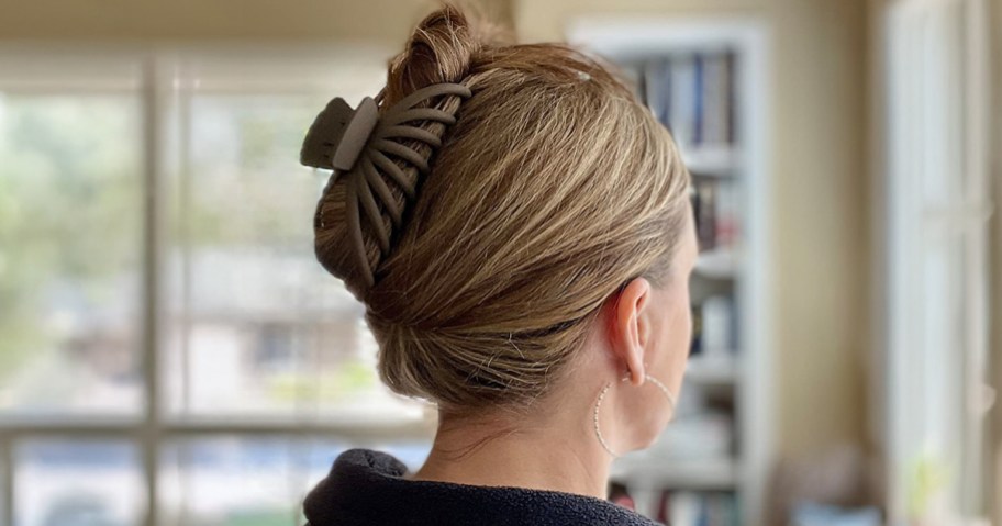 woman wearing a claw clip