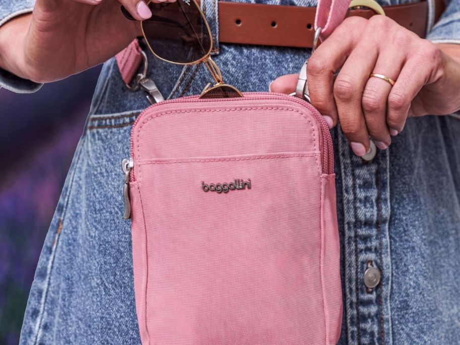 pink baggallini crossbody bag