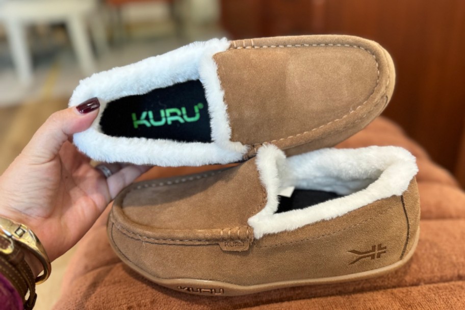 hand grabbing leather cozy mocassin