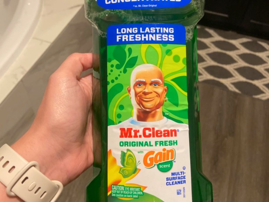 Mister Bottle: Clean your bathroom with this all-purpose vacuum cleaner with benefits.