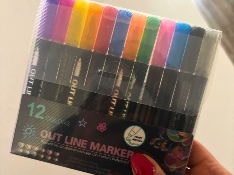 hand holding Outline markers
