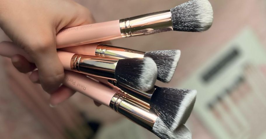 WOW! 17-Piece Makeup Brush Set Only $6.79 on Amazon (Over 10k 5-Star Reviews!)