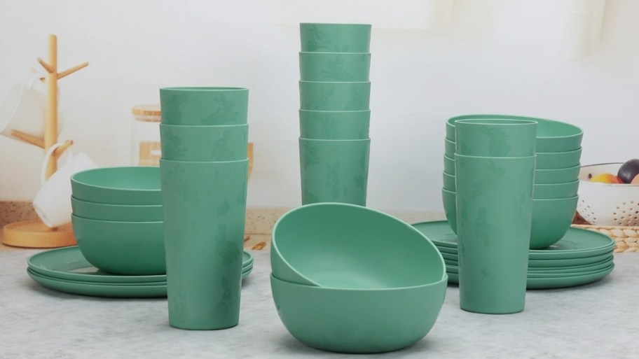 3 piece plastic dish set in green