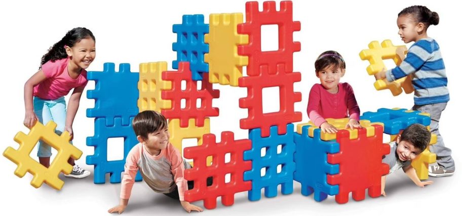 أطفال يلعبون بكتل الوافل 