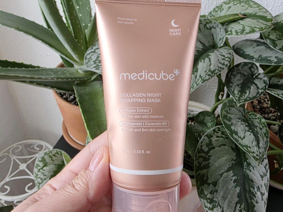 hand holding medicube mask