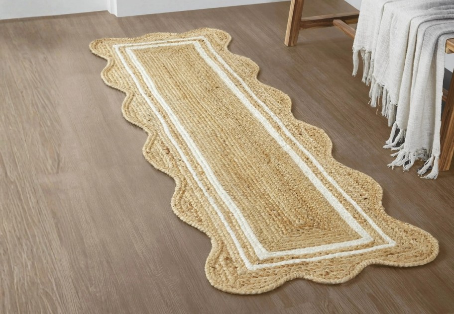 a natural and white juste runner