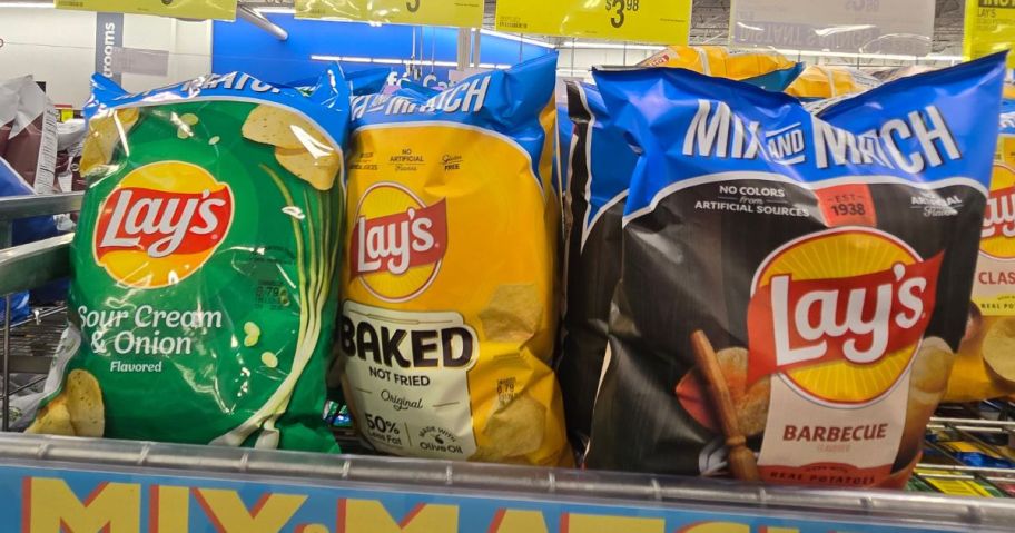 lays chips in store