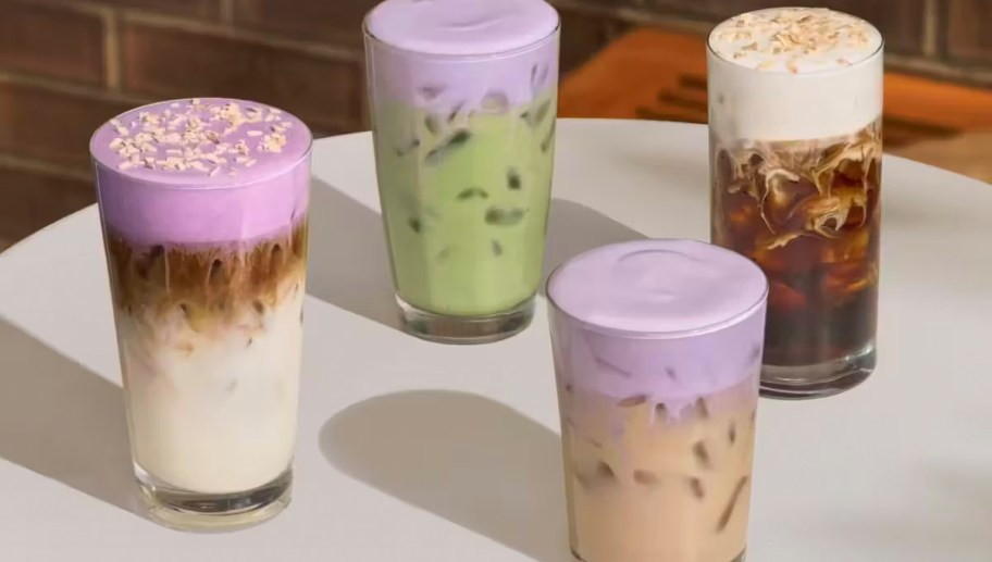 4 starbucks drinks on table