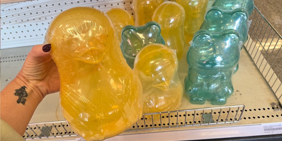 hand holding duck container 