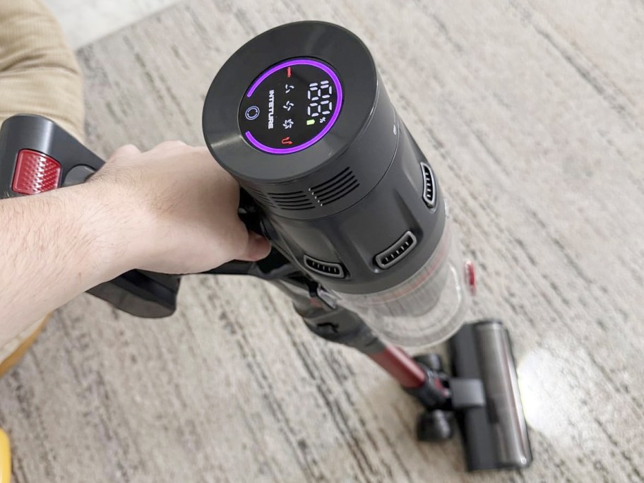 hand using gray vaccum