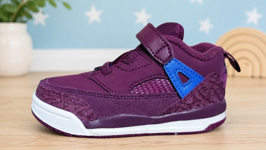 a kids burgundy jordan basketball shoe