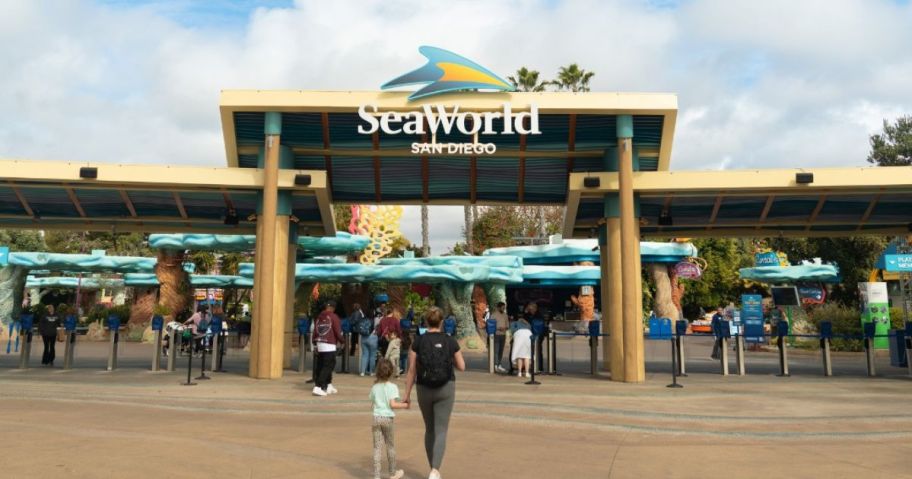 people walking into seaworld san diego