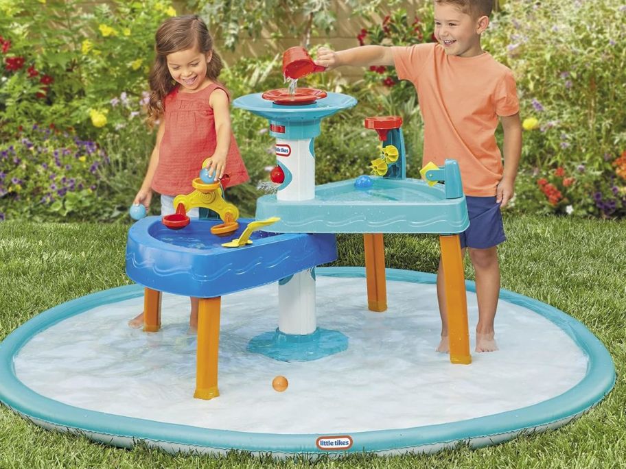 kids playing outside with Little tikes splash