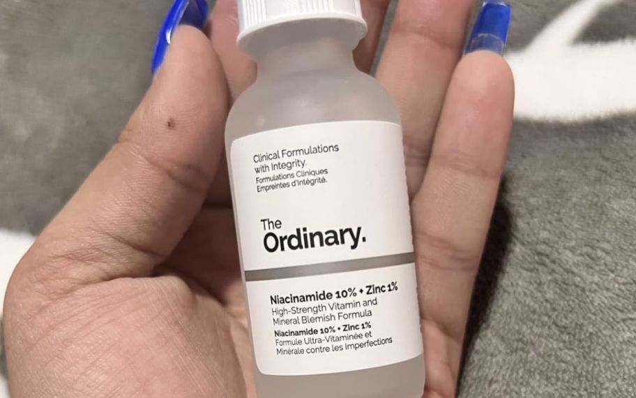 hand holding Ordinary Niacinamide