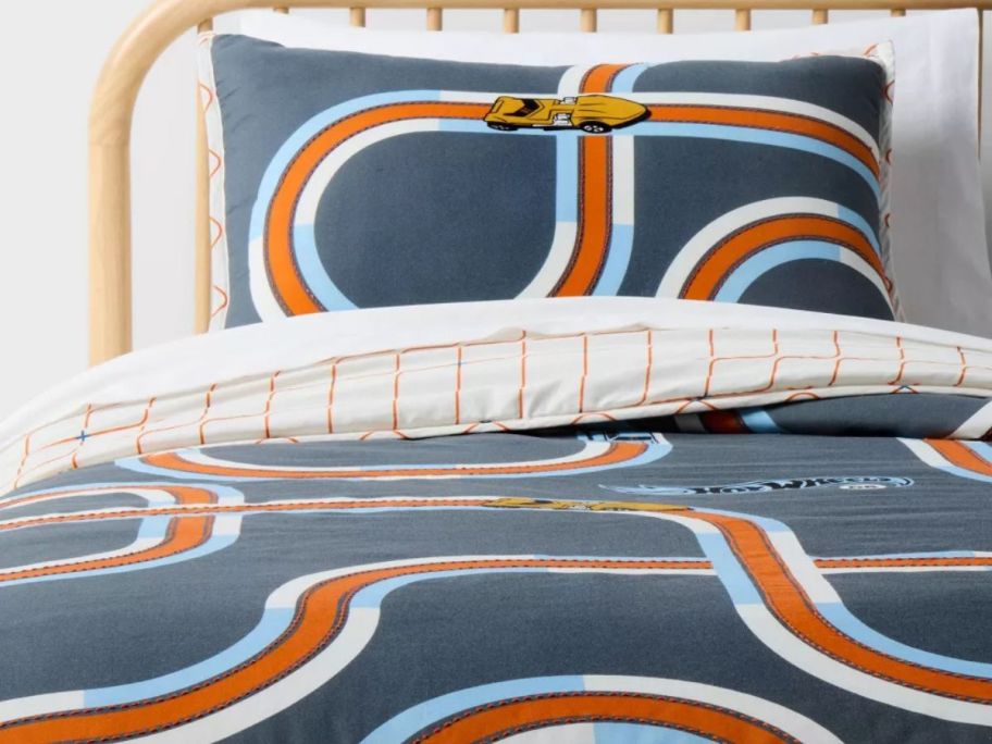 Pillowfort&nbsp;Hot Wheels Retro Track Kids' Quilt Set