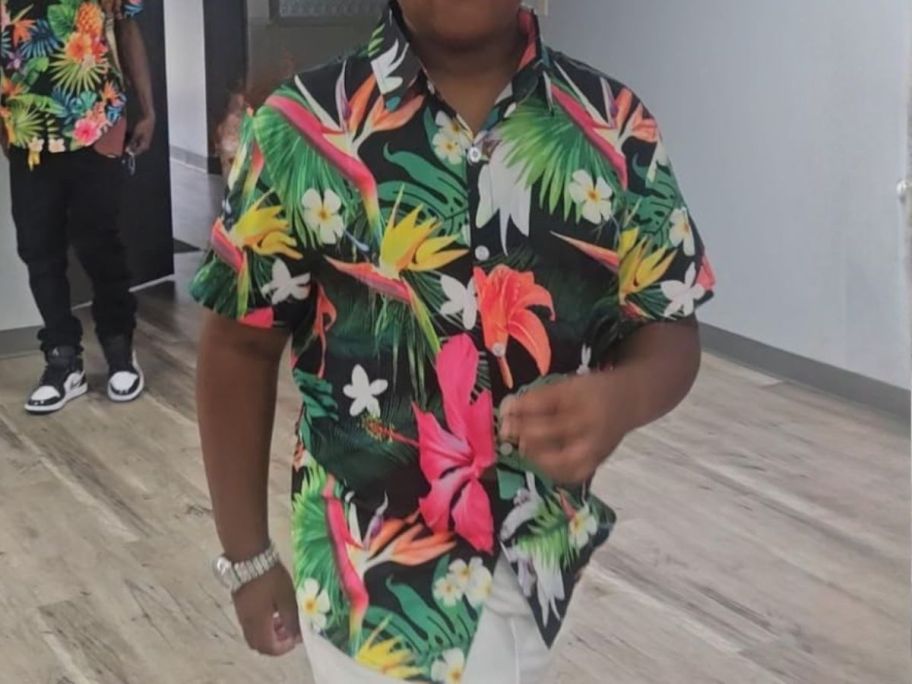 man wearing Rioofinx Men's Hawaiian Shirt