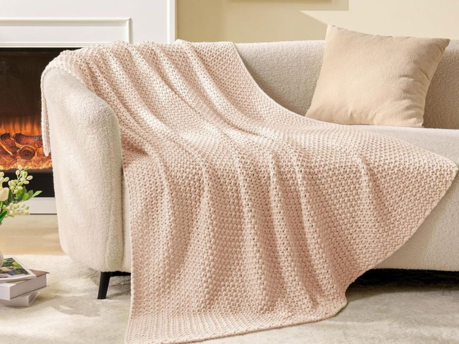 BEDELITE Chunky Cable Knit Throw Blanket on couch