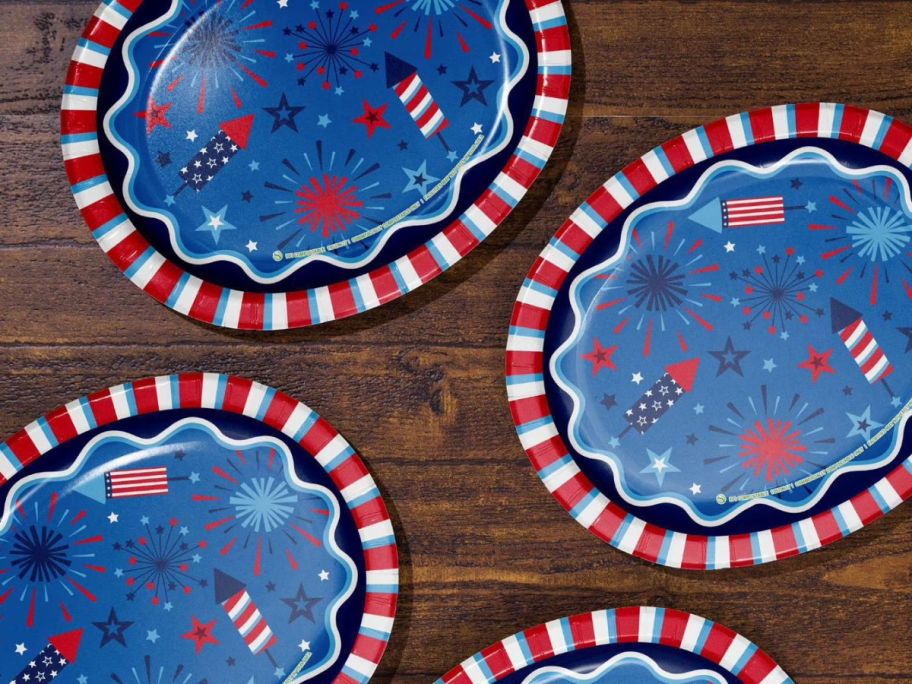 Member's Mark Patriotic Oval Paper Plates on table