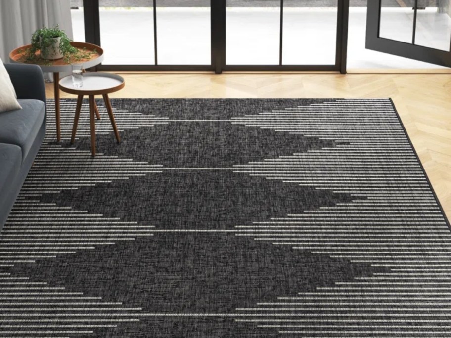 a blanck and gray abstract diamond print rug