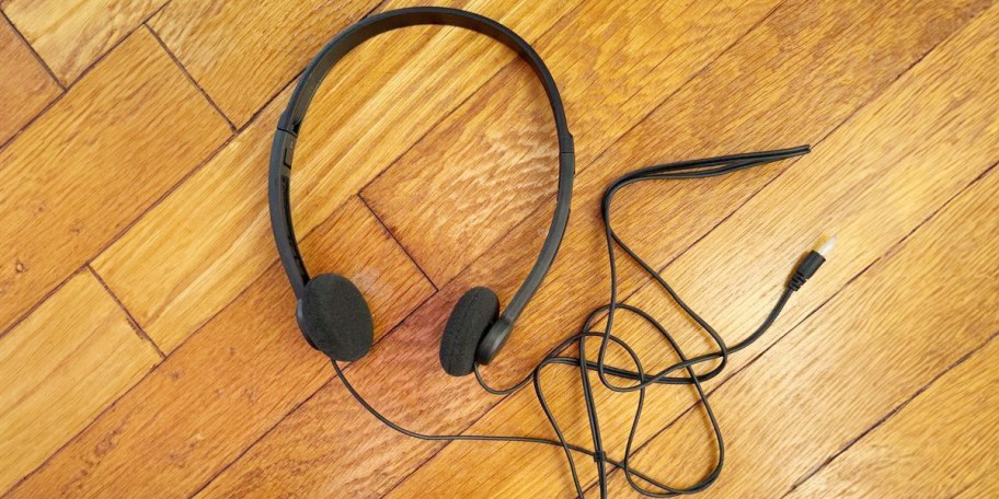 black headphones 