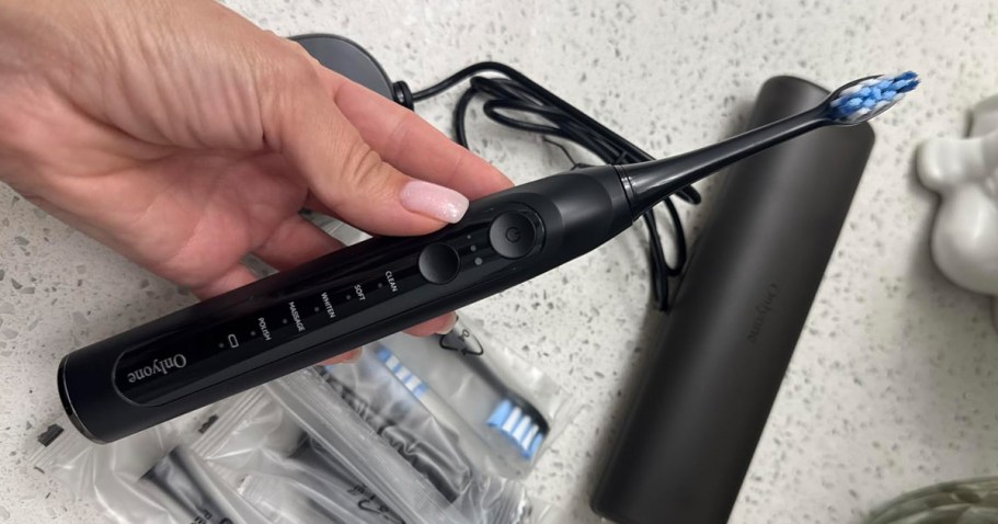 Electric Toothbrush w/ 8 Brush Heads & Travel Case Only $7.99 on Amazon (Reg. $28)