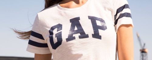 woman wearing gap shirt