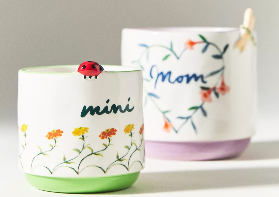 matching ceramic planter pots that say mini and mom