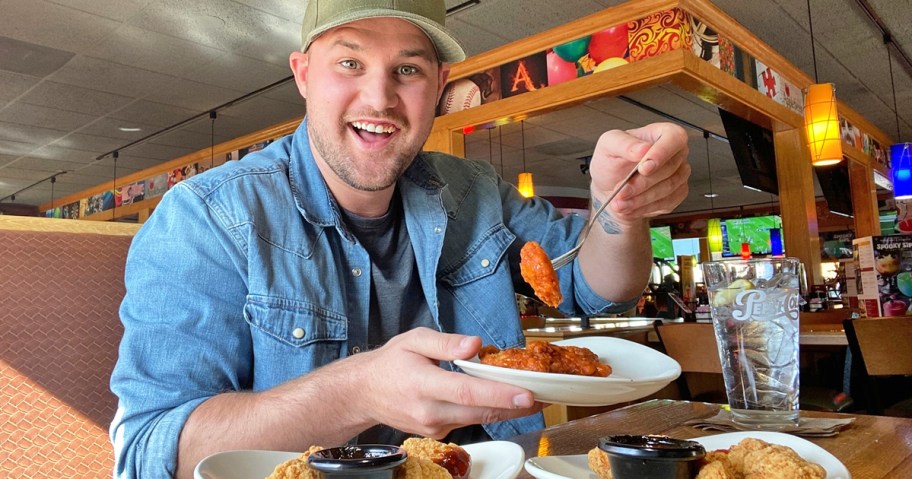 man eatting boneless wings at applebees