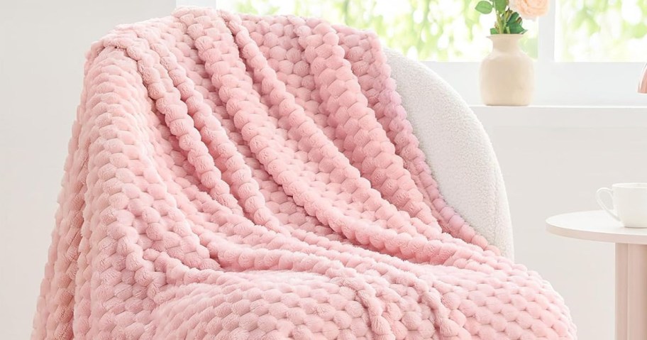 BEDELITE Fleece Throw Blanket in Pink