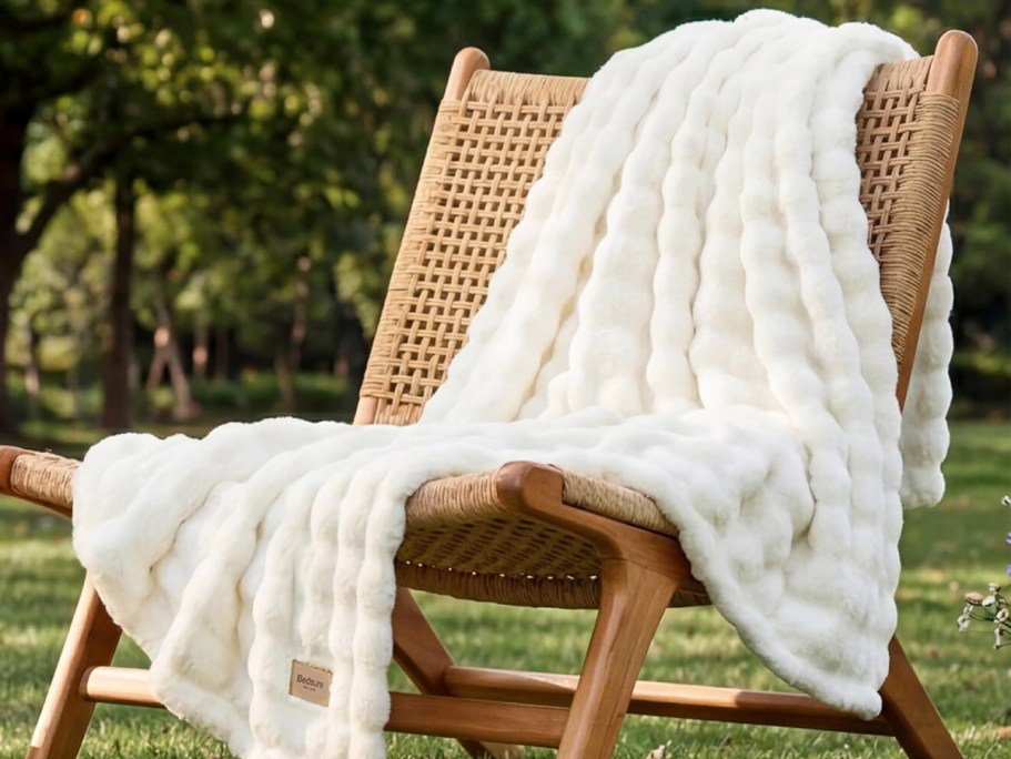 Plush Throw Blanket Just $9.71 on Amazon (Reg. $18)