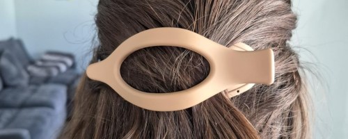 woman wearing flat hair clip
