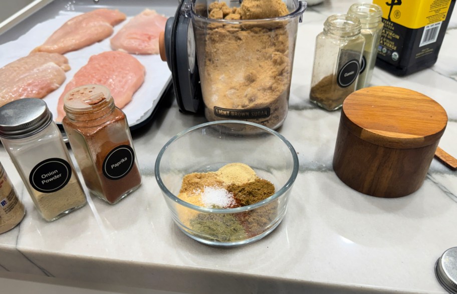 easy chicken rub in a small bowl 