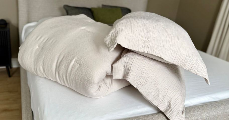 A Linens & Hutch Cloud Weave Comfter and two shams