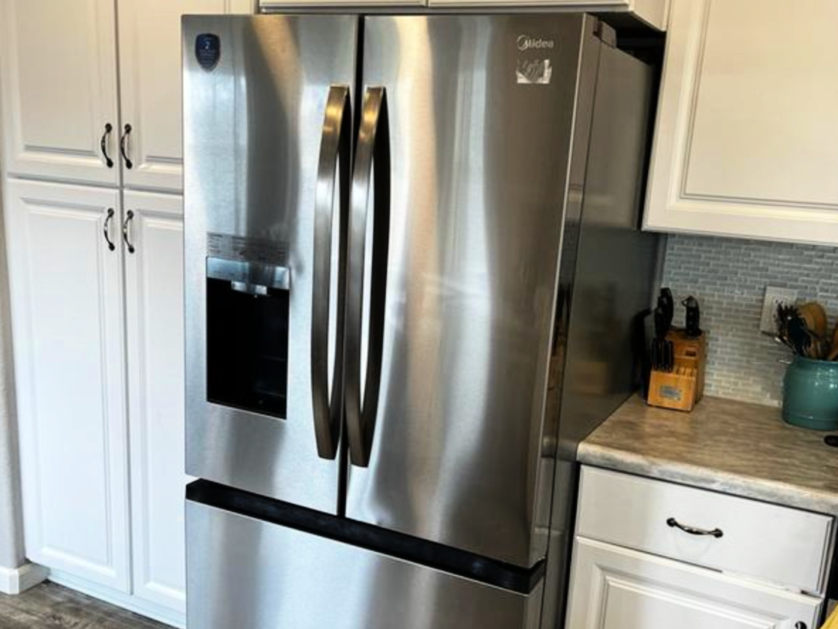 This Smart Midea Fridge Auto Fills Your Cup AND It’s $1,300 Off at Lowe’s Today Only