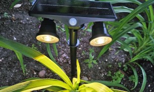 Dual-Head Solar Outdoor Lights 2-Pack Only $9.99 on Amazon (Reg. $18)