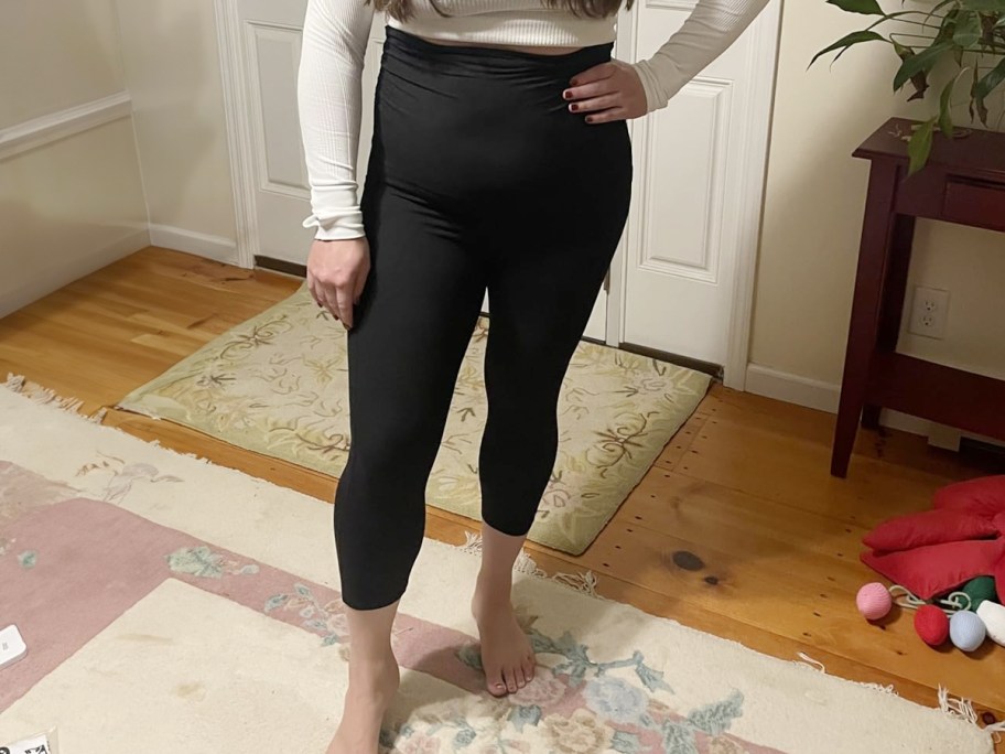 woman wearing black leggings 