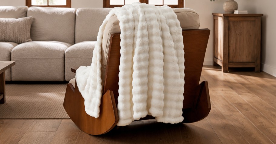 Plush Throw Blanket Just $9.71 on Amazon (Reg. $18)