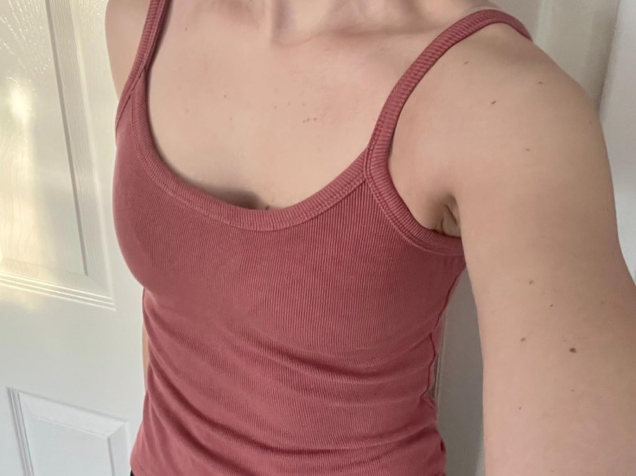 woman wearing pink tank top