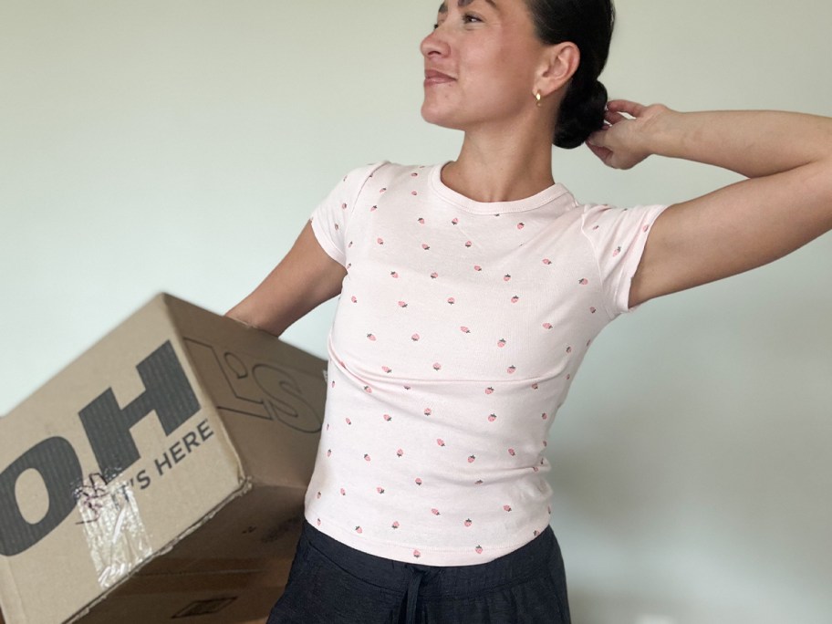 woman wearing pink tee 