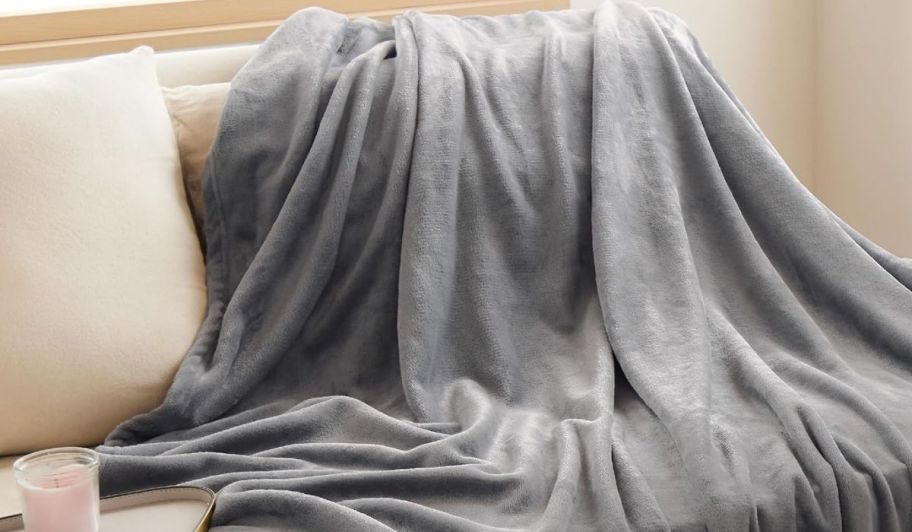 Bedsure GentleSoft Fleece Throw Blanket in grey 