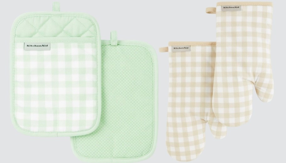 a set of potholders with a set of oven mitts