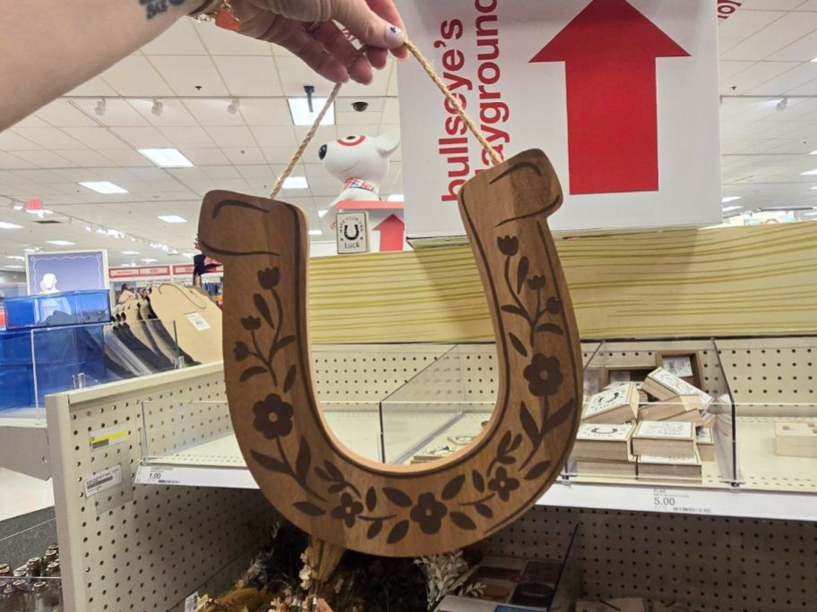 a wood horseshoe decoration