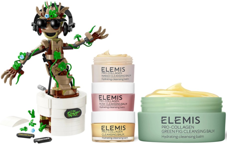 مجسم جروت الراقص من LEGO بجوار مجموعة من ثلاثة بلسم تنظيف صغير من Elemis وجرة مفتوحة أكبر من بلسم التنظيف Elemis Green Fig على خلفية بيضاء.